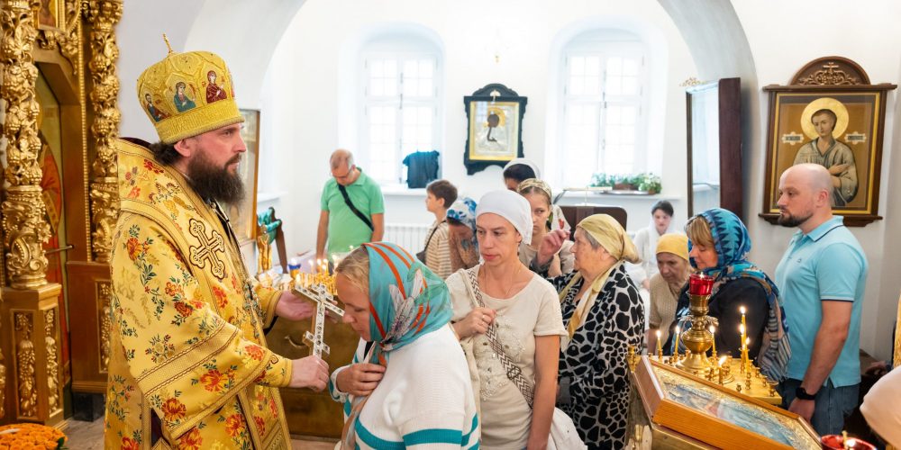 Митрополит Арсений совершил Божественную литургию в храме Живоначальной Троицы в Усадьбе Свиблово