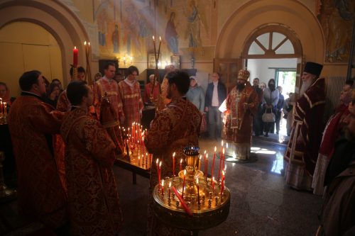 В день Радоницы архиепископ Егорьевский Матфей совершил Литургию и пасхальное поминовение усопших в храме-часовне святого Архангела Гавриила на Старо-Марковском кладбище