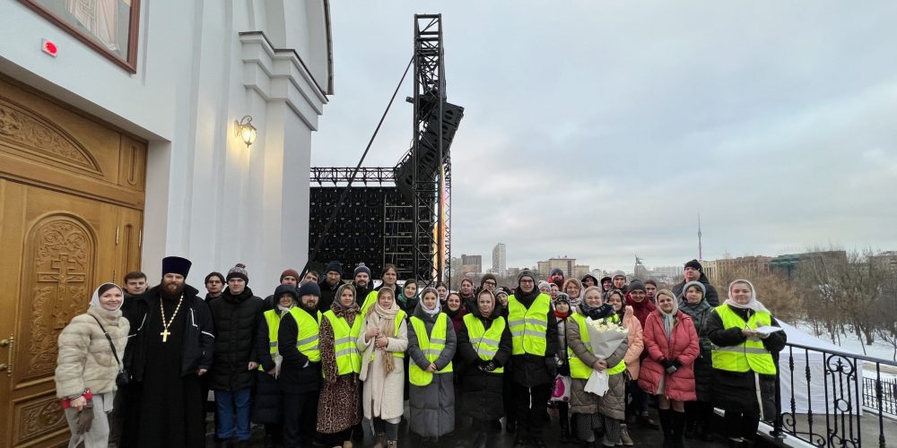 Молодежь Северо-Восточного викариатства приняла участие в торжественном Богослужении при освящении храма святых равноапостольных Мефодия и Кирилла в Ростокино