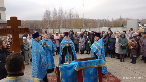 На территории строящегося храма Усекновения главы святого Пророка, Предтечи и Крестителя Господня Иоанна в районе Северный (СВАО, Москва) состоялись торжественные мероприятия, посвященные празднованию Казанской иконы Божией Матери и Дня народного единства