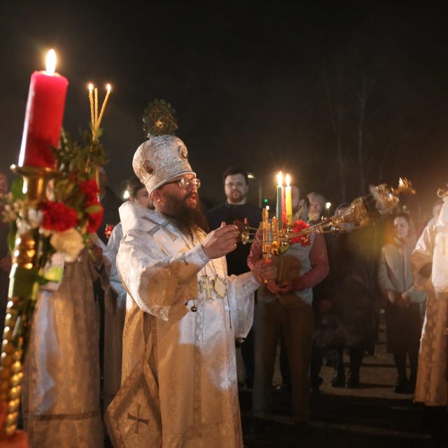 В Светлое Христово Воскресение в строящемся храме Успения Божией Матери в Останкино состоялись первые Богослужения