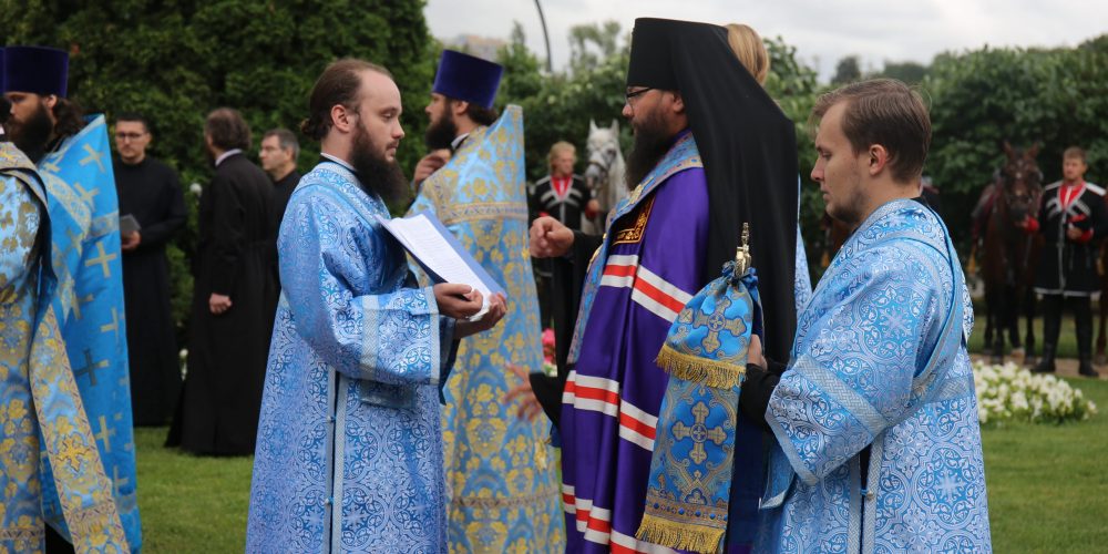 Состоялся праздничный молебен святым мученикам Флору и Лавру у храма-часовни святителя Василия Великого на ВДНХ