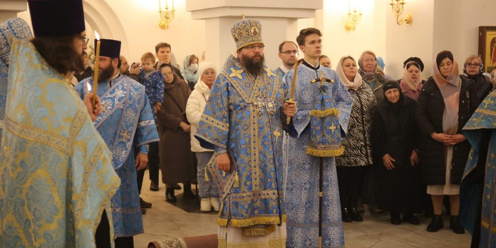 В канун праздника Казанской иконы Божией Матери архиепископ Егорьевский Матфей совершил Всенощное бдение в храме Казанской иконы Божией Матери в Лосиноостровской