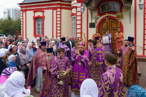 Митрополит Арсений совершил Божественную Литургию в храме Воздвижения Креста Господня в Алтуфьеве