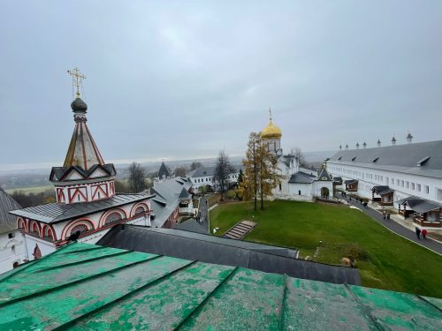 Молодежь храма Казанской иконы Божией матери в Лосиноостровской посетили Саввино-Сторожевский монастырь