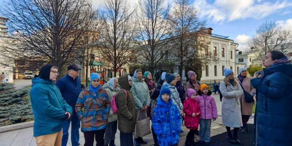 Воспитанники воскресной школы храма иконы Божией Матери «Живоносный Источник» в Бибиреве посетили Марфо-Мариинскую обитель