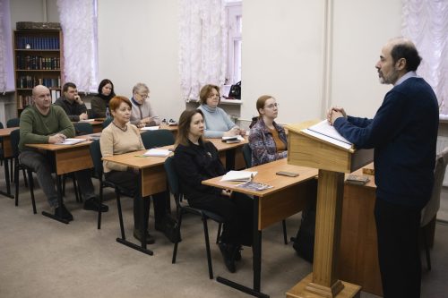 В воскресной школе для взрослых храма Покрова Пресвятой Богородицы в Медведкове начался второй семестр