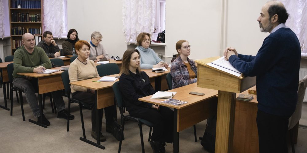 В воскресной школе для взрослых храма Покрова Пресвятой Богородицы в Медведкове начался второй семестр