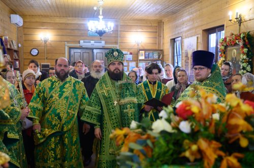 Митрополит Арсений совершил Божественную литургию в храме святой блаженной Ксении Петербургской на Березовой аллее