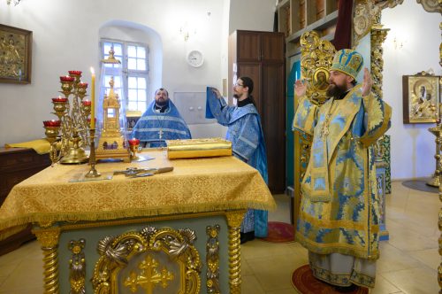 В праздник Иверской иконы Божией Матери митрополит Арсений совершил Божественную литургию в храме Живоначальной Троицы в Усадьбе Свиблово