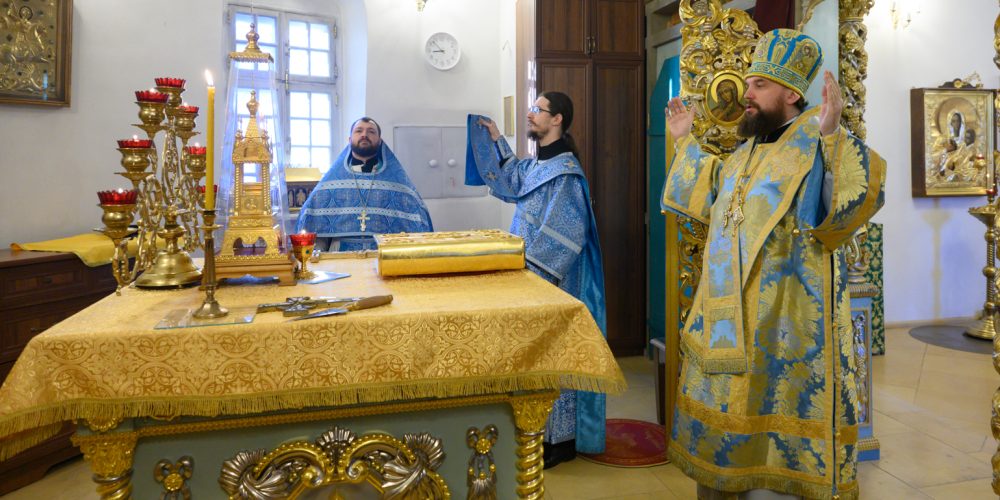 В праздник Иверской иконы Божией Матери митрополит Арсений совершил Божественную литургию в храме Живоначальной Троицы в Усадьбе Свиблово