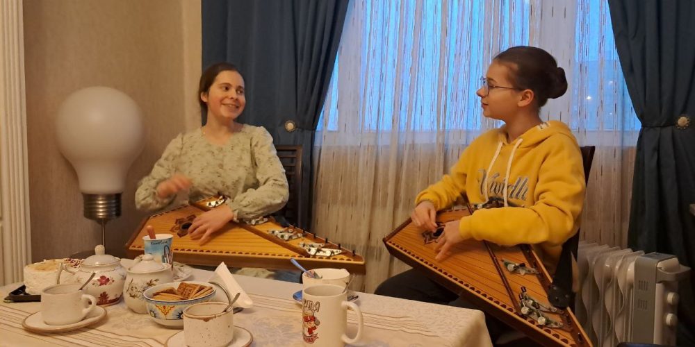 Молодежь храма святого благоверного князя Александра Невского в Лианозове поздравила с праздниками взрослых прихожан