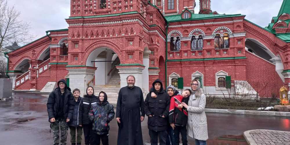 Воспитанники Городского ресурсного центра поддержки семьи и детства «Отрадное» посетили стали гостями храма Живоначальной Троицы в Останкино