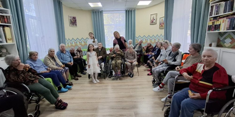 Прихожане храма Живоначальной Троицы, Патриаршего подворья в Усадьбе Свиблово г. Москвы, посетили социальное учреждение «Вторая молодость»