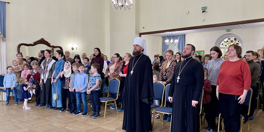 В воскресной школе храма Живоначальной Троицы в Усадьбе Свиблово проводили Масленицу праздничным концертом