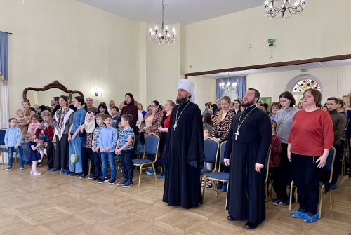 В воскресной школе храма Живоначальной Троицы в Усадьбе Свиблово проводили Масленицу праздничным концертом