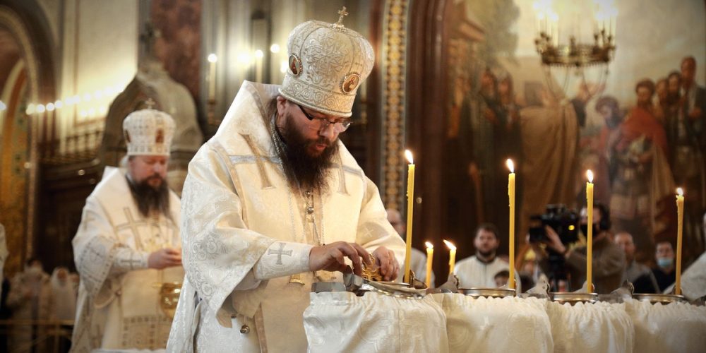 В праздник Крещения Господня архиепископ Егорьевский Матфей сослужил митрополиту Воскресенскому Дионисию за Божественной литургией в Храме Христа Спасителя