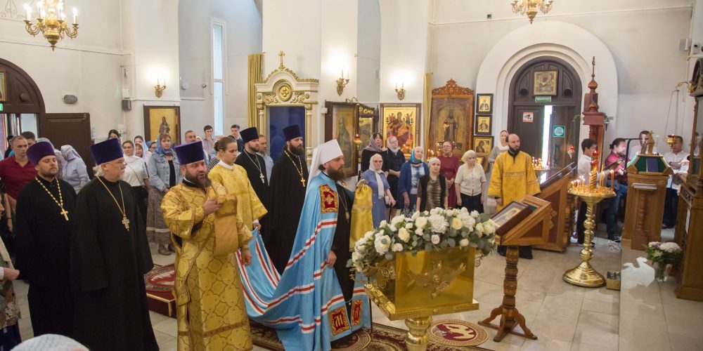 Митрополит Звенигородский Арсений возглавил Божественную Литургию в храме храме святителя Николая Мирликийского, Патриаршего подворья в Отрадном г. Москвы