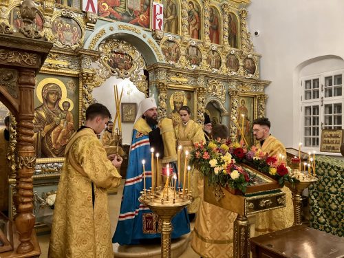 Митрополит Арсений возглавил всенощное бдение в храме Живоначальной Троицы в Усадьбе Свиблово