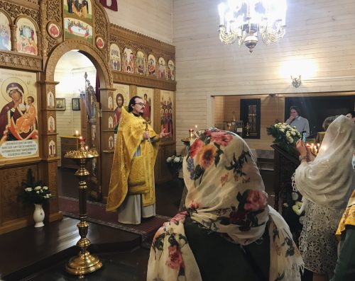 В новогоднюю ночь в храме в честь иконы Божьей Матери “Отрада и Утешение” в Ярославском была совершена молодежная ночная Божественная Литургия