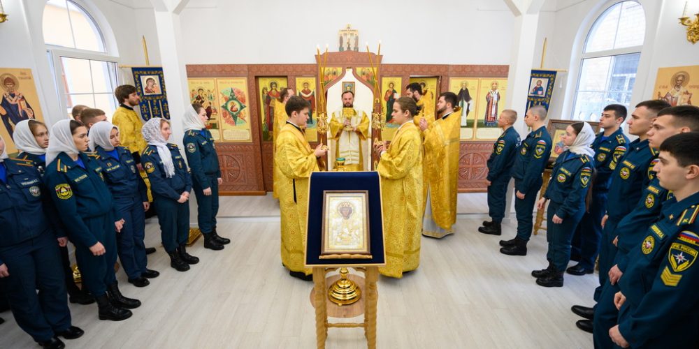 Митрополит Арсений совершил Божественную литургию в храме великомученика Георгия Победоносца при Академии ГПС МЧС России