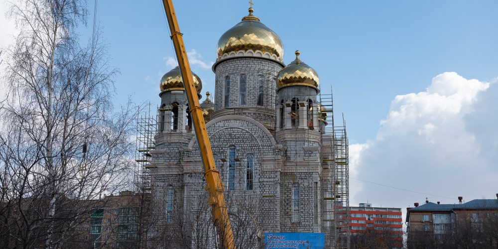 Храм равноапостольных Мефодия и Кирилла в Ростокине г. Москвы увенчался святыми крестами