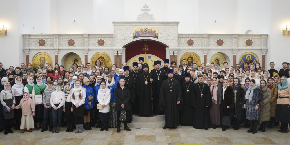 Православная молодежь Северо-Восточного и Юго-Восточного викариатств молилась за архиерейским богослужением в храме на Люберецких полях