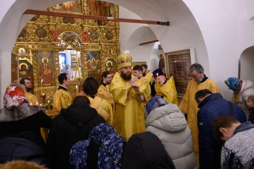 В канун Недели сыропустной митрополит Арсений возглавил всенощное бдение в храме Живоначальной Троицы в Усадьбе Свиблово