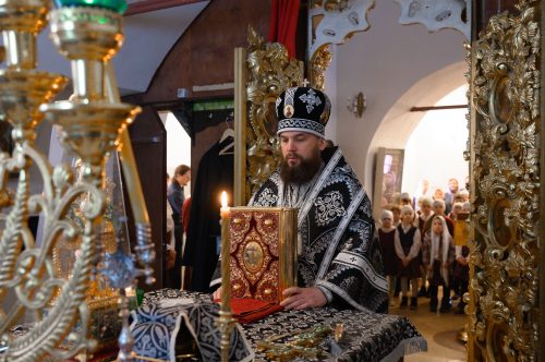 Митрополит Арсений совершил детскую Литургию Преждеосвященных Даров в храме Живоначальной Троицы в Усадьбе Свиблово