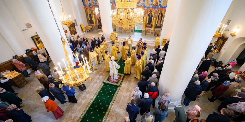 Митрополит Арсений совершил Божественную литургию в храме Преподобного Серафима Cаровского в Раеве