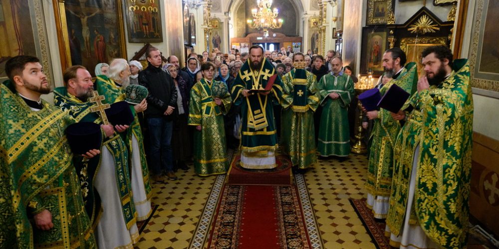 Митрополит Арсений совершил Божественную литургию в храме Живоначальной Троицы на Пятницком кладбище