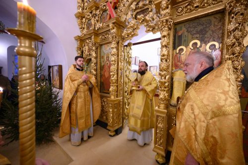 В неделю святых отец митрополит Арсений совершил Божественную Литургию в храме Живоначальной Троицы Патриаршего подворья в Усадьбе Свиблово города Москвы