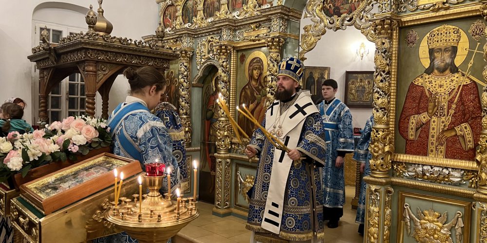 Накануне отдания праздника Введения во храм Пресвятой Богородицы митрополит Арсений возглавил всенощное бдение в храме Живоначальной Троицы в Усадьбе Свиблово