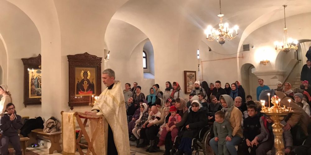 В храме преподобного Серафима Саровского в Раеве состоялся молебен для детей-инвалидов