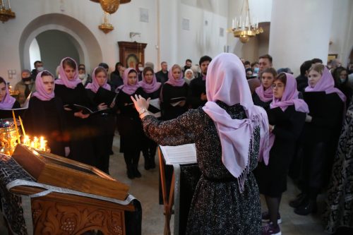 Православная молодежь Северо-Восточного и Юго-Восточного викариатств молилась за архиерейским богослужением в храме преподобного Серафима Саровского в Раеве