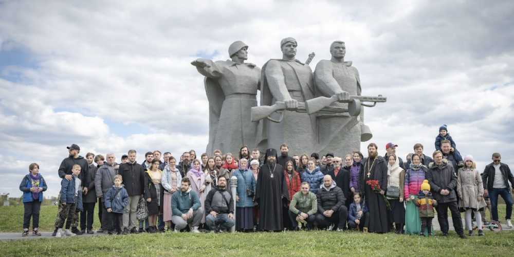 Молодежь Северо-Восточного викариатсва совместно с архиепископом Егорьевским Матфеем памятно провела День Победы