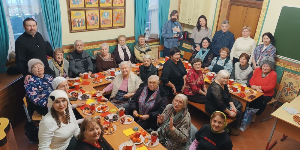 В храме святых мучеников Адриана и Наталии в Бабушкине поздравили участников группы «Московское долголетие» с Рождеством Христовым