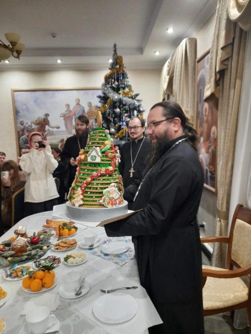 Молодежь храмов Северного, Северо-Восточного и Юго-Восточного викариатств поздравила архиепископа Егорьевского Матфея с Рождеством Христовым