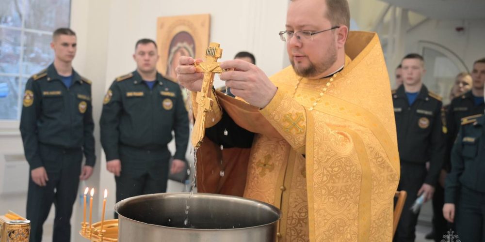 Клирик храма Тихвинской иконы Божией Матери в Алексеевском совершил чин великого освящения воды в храме при Академии ГПС МЧС России