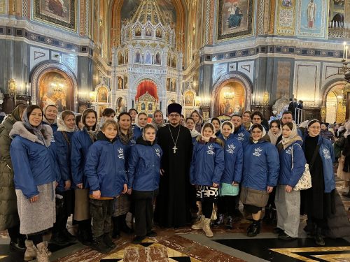 Молодежь Северо-Восточного викариатства приняла участие в Божественной литургии в Храме Христа Спасителя