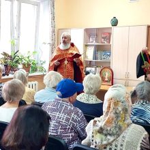 Клирик храма святых мучеников Адриана и Наталии в Бабушкине совершил Пасхальный молебен в Совете ветеранов войны