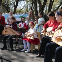Спектакль по «Волшебнику Изумрудного города», выступление юных гусляров, миссионерские столы — в храме Покрова Пресвятой Богородицы в Медведкове отметили Пасху Христову