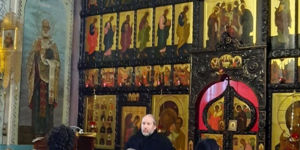 Экскурсия для будущих лингвистов и искусствоведов в храме святых мучеников Адриана и Наталии в Бабушкине
