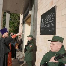Клирик храма святых равноапостольных Мефодия и Кирилла в Ростокине освятил на «Мосфильме» памятную доску легендарному герою войны