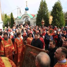 Братия и прихожане храма Покрова Пресвятой Богородицы в Медведкове приняли участие в крестном ходе, который ежегодно устраивается во Гжели