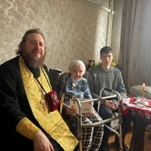 Клирик храма иконы Божией Матери «Нечаянная Радость» в Марьиной Роще поздравил многолетнюю прихожанку, ветерана войны с Днем Победы