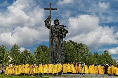 В ДЕНЬ КРЕЩЕНИЯ РУСИ СВЯТЕЙШИЙ ПАТРИАРХ КИРИЛЛ СОВЕРШИЛ МОЛЕБЕН У ПАМЯТНИКА РАВНОАПОСТОЛЬНОМУ КНЯЗЮ ВЛАДИМИРУ В МОСКВЕ