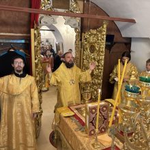 В Неделю Всех святых, в земле Русской просиявших, митрополит Арсений совершил Литургию в храме Живоначальной Троицы в усадьбе Свиблово