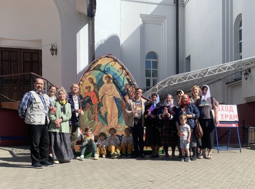 На территории храма преподобного Сергия Радонежского в Бибиреве прошла экскурсия для людей с нарушением слуха и для школьников из ЧОУ «Лотос» 