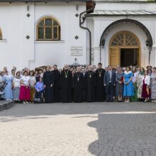 В воскресной школе для взрослых храма Покрова Пресвятой Богородицы в Медведкове прошел благодарственный молебен на окончание учебного года и торжественный выпускной